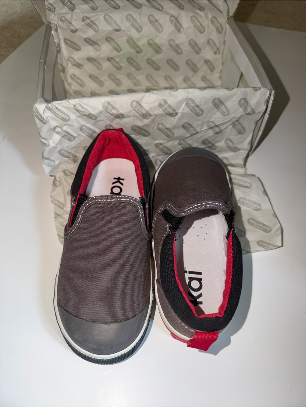 NWT kai River Slip-On Sneaker Boys Size 11 Gray Red Canvas US 11 EU 29